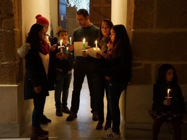 La fiesta de la Posada, a la luz de las velas